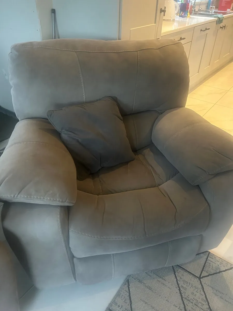 2 seater couch and 1 seater recliner - Image 2