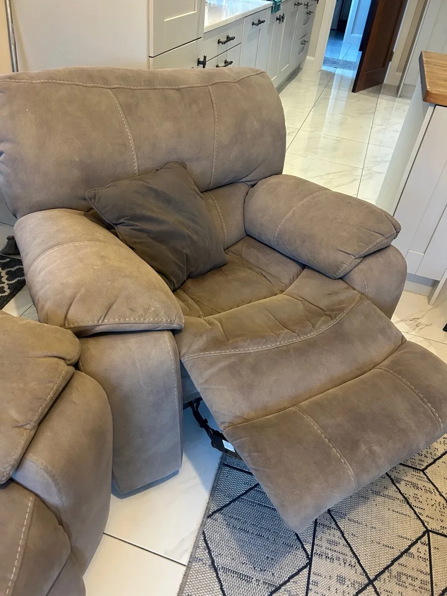 2 seater couch and 1 seater recliner - Image 4