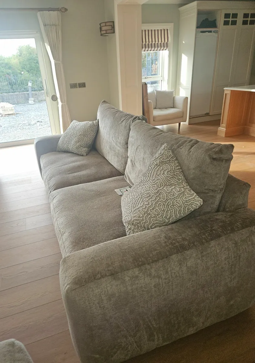 Couch 4 seater - Image 1