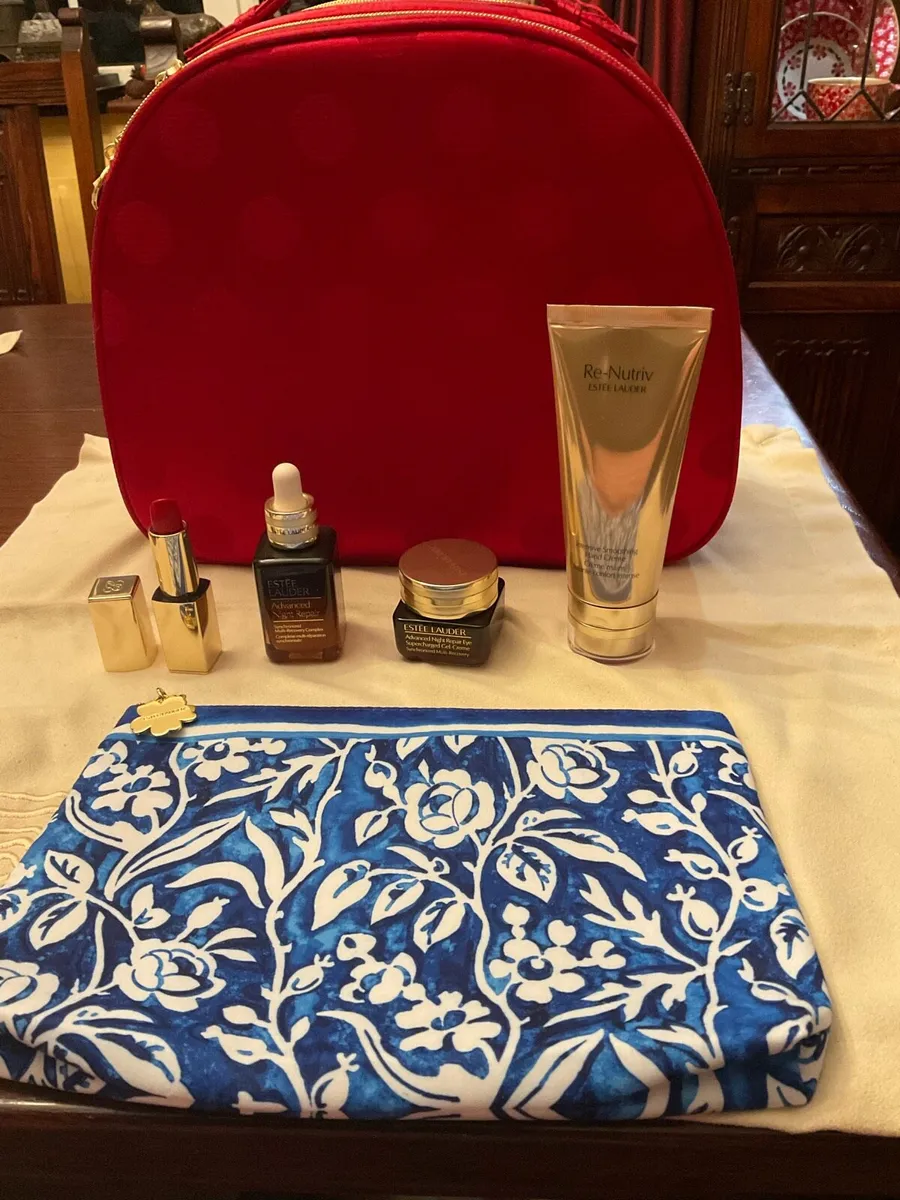 Estée Lauder  4 beauty  products and a gift bag - Image 1