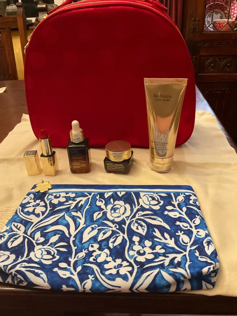 Estée Lauder  4 beauty  products and a gift bag - Image 3