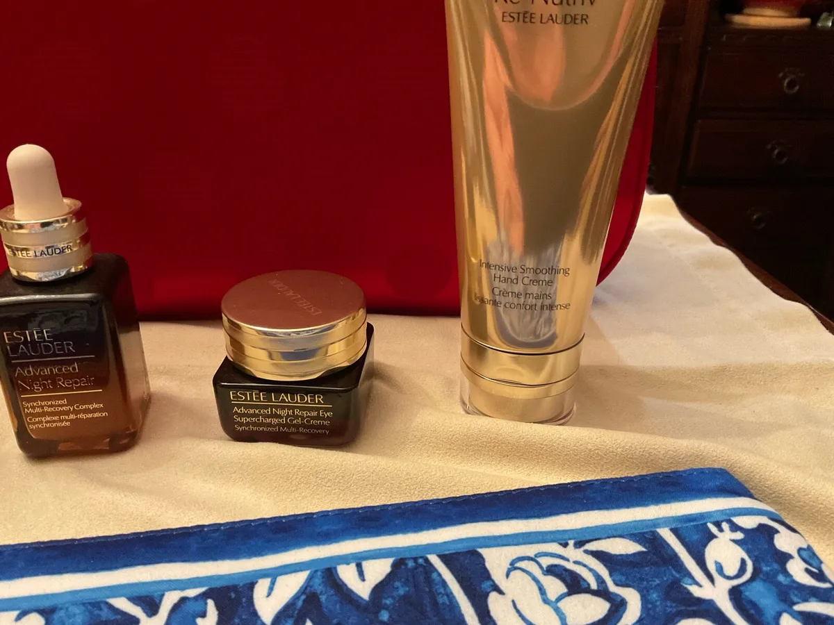 Estée Lauder  4 beauty  products and a gift bag - Image 4