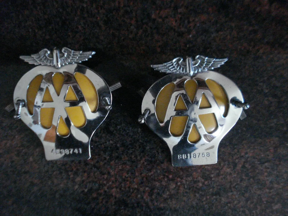 OLD AA CAR CHROME BADGES & KIOSK KEY. - Image 3