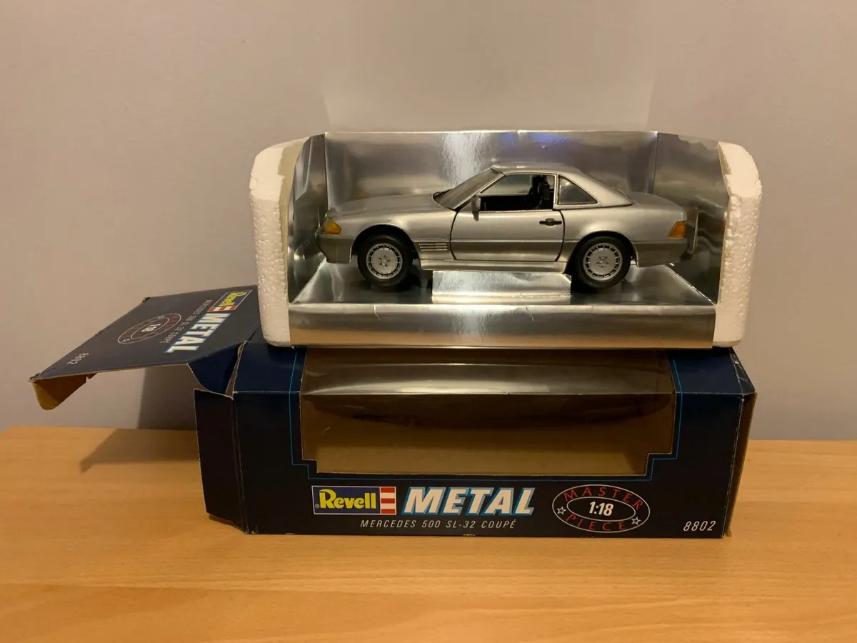 Mercedes 500 SL 32 Coupe 1/18 Revell Metal Model - Image 3