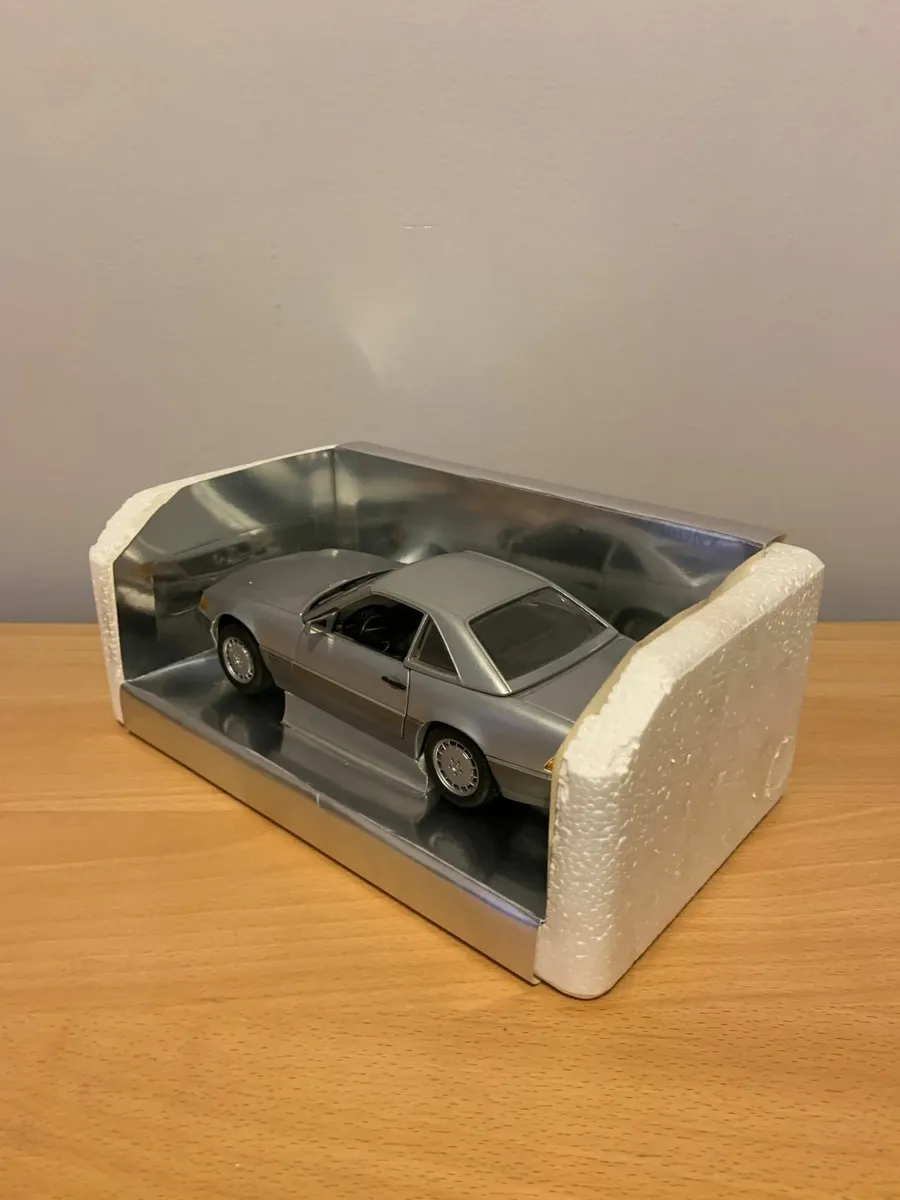 Mercedes 500 SL 32 Coupe 1/18 Revell Metal Model - Image 4