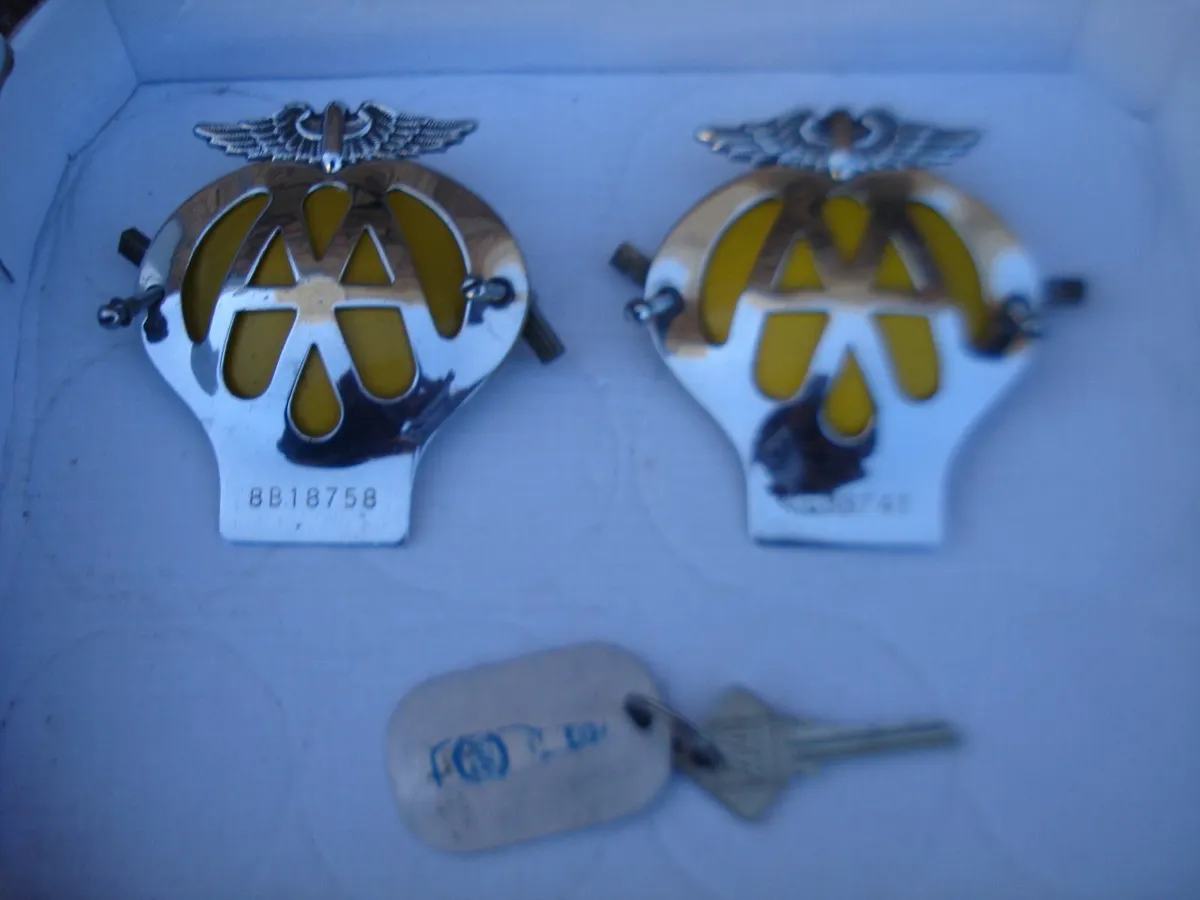 OLD AA CAR CHROME BADGES & KIOSK KEY. - Image 1