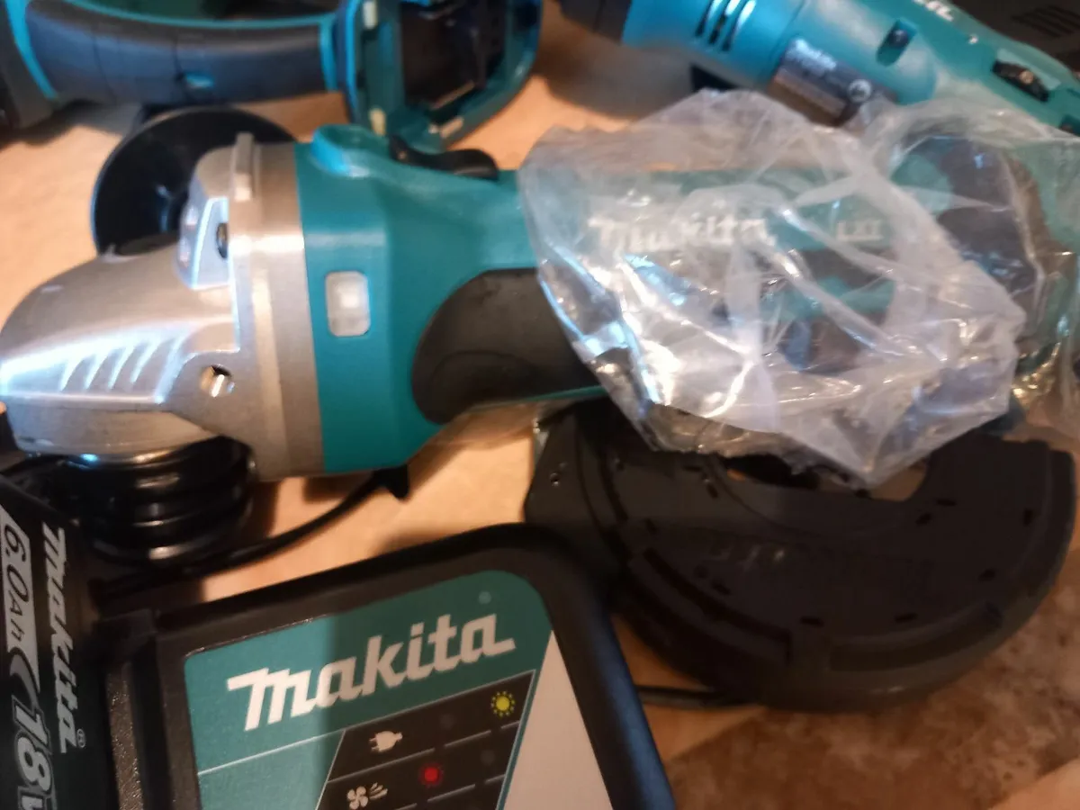 Brand new makita 10 pcs 18v kit - Image 4