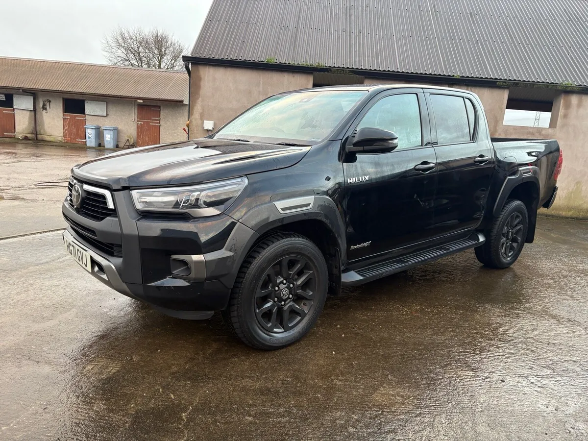 TOYOTA HILUX INVINCIBLE X 2.8 AUTO - Image 2