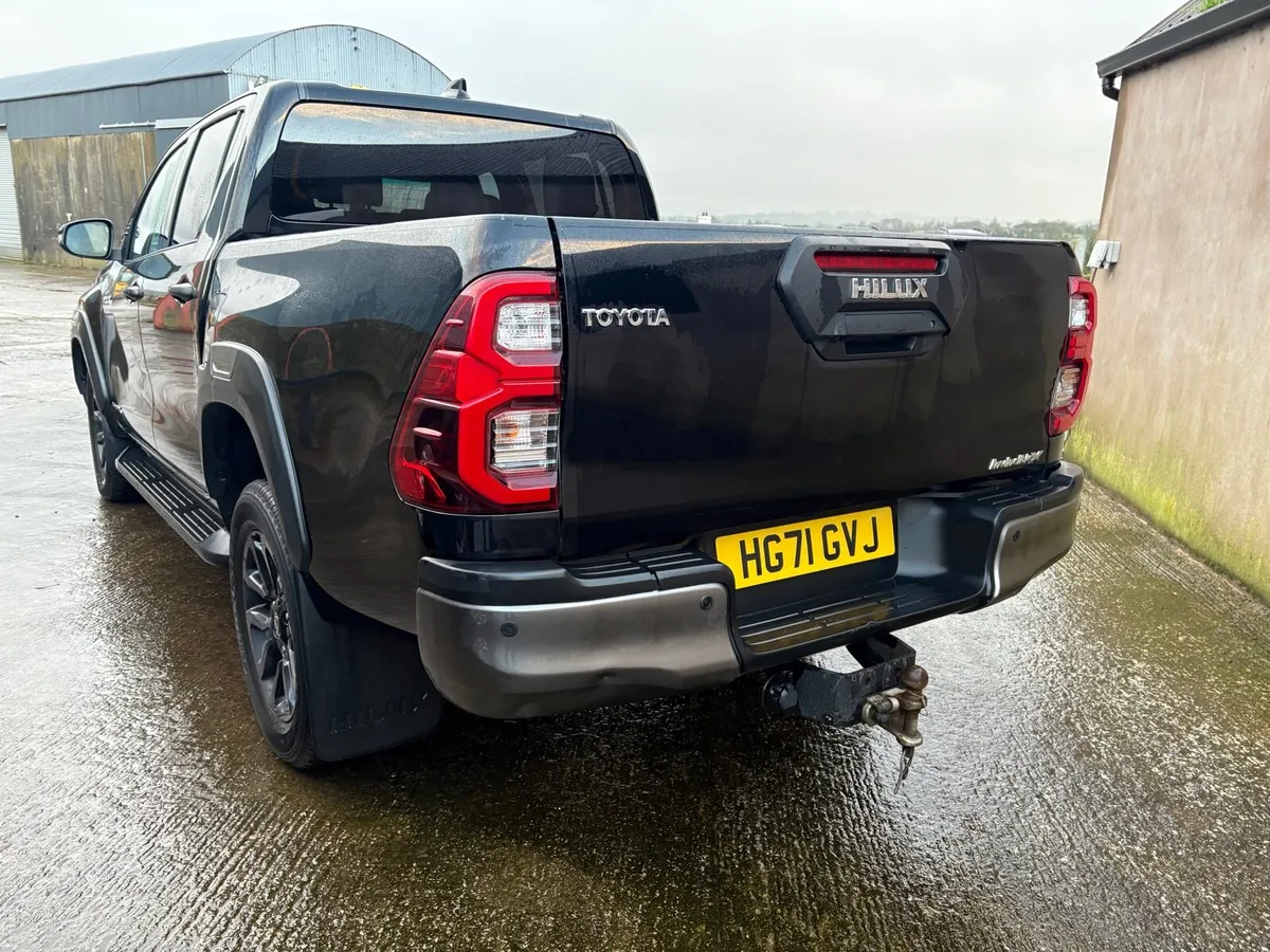 TOYOTA HILUX INVINCIBLE X 2.8 AUTO - Image 3