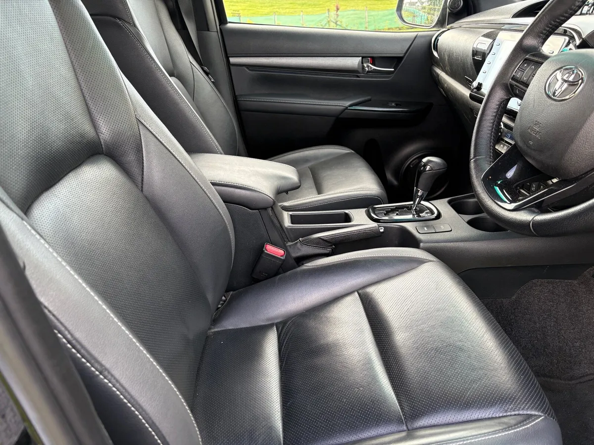 TOYOTA HILUX INVINCIBLE X 2.8 AUTO - Image 4