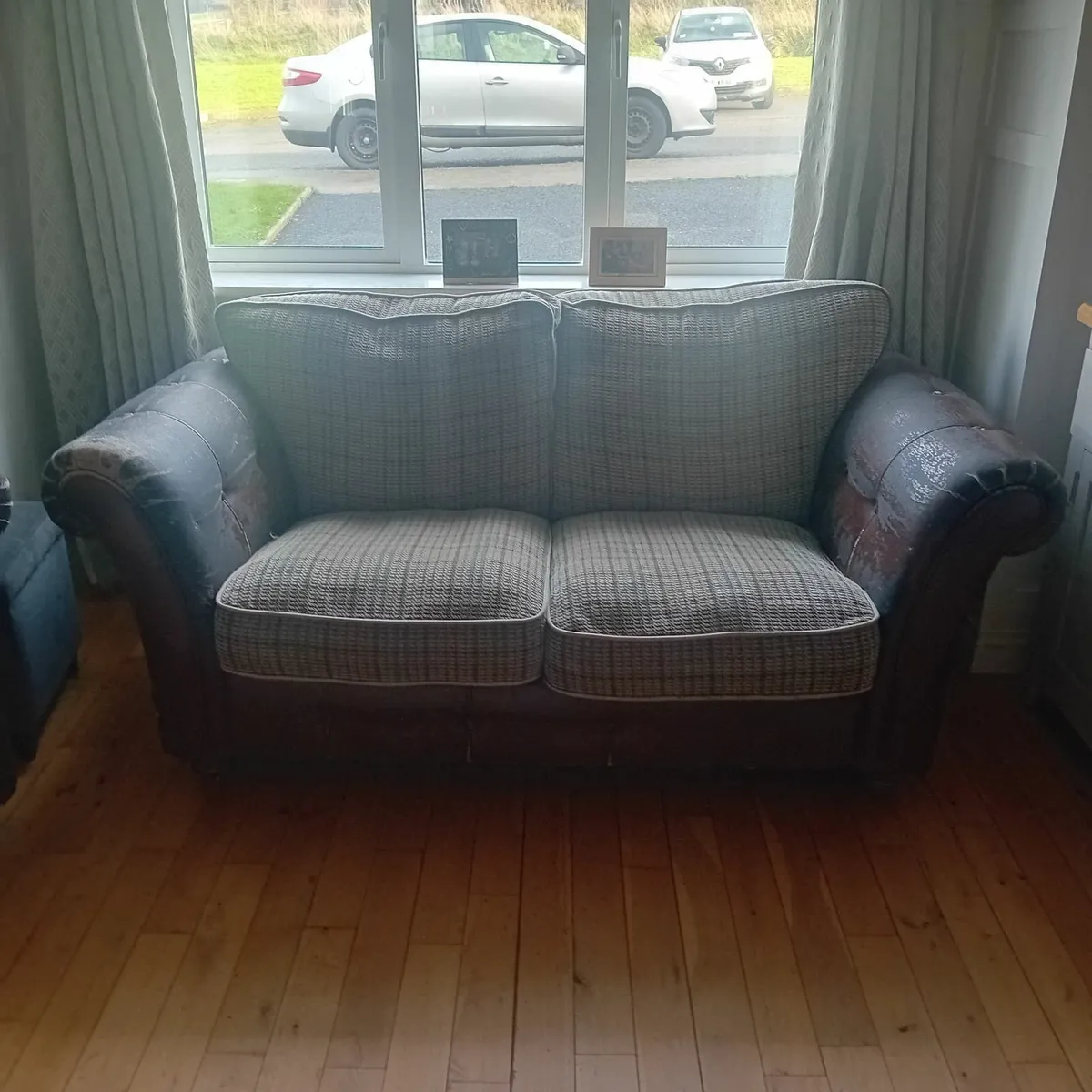 3.5 and 2 seater sofa - Image 1