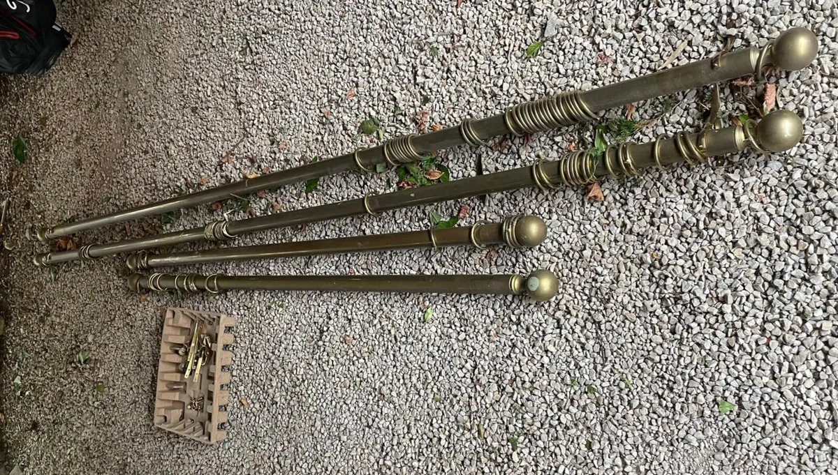 4 brass curtain poles, fittings, D18 - Image 1