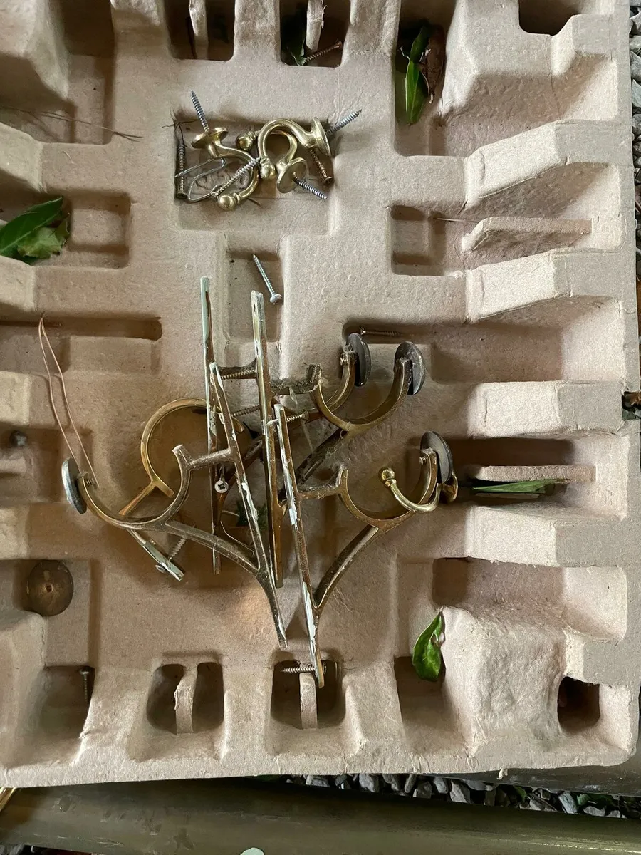 4 brass curtain poles, fittings, D18 - Image 2