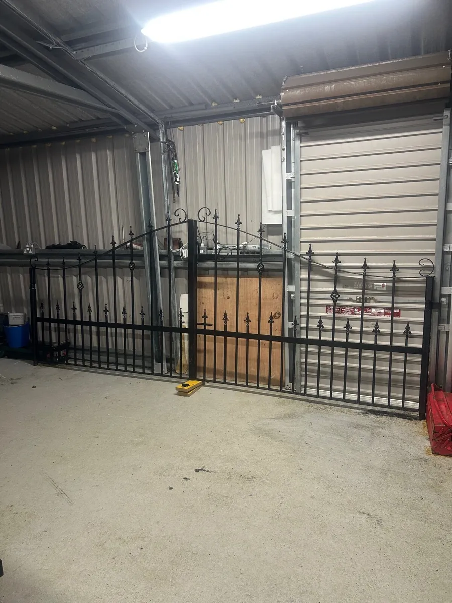 Entrance gates - Image 1