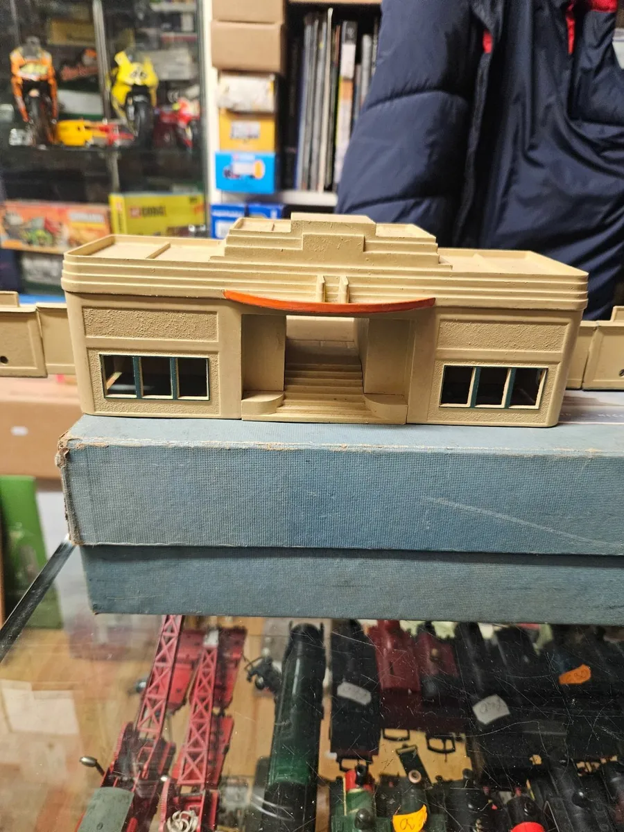 Hornby Dublo OO Gauge Train Station - Image 2