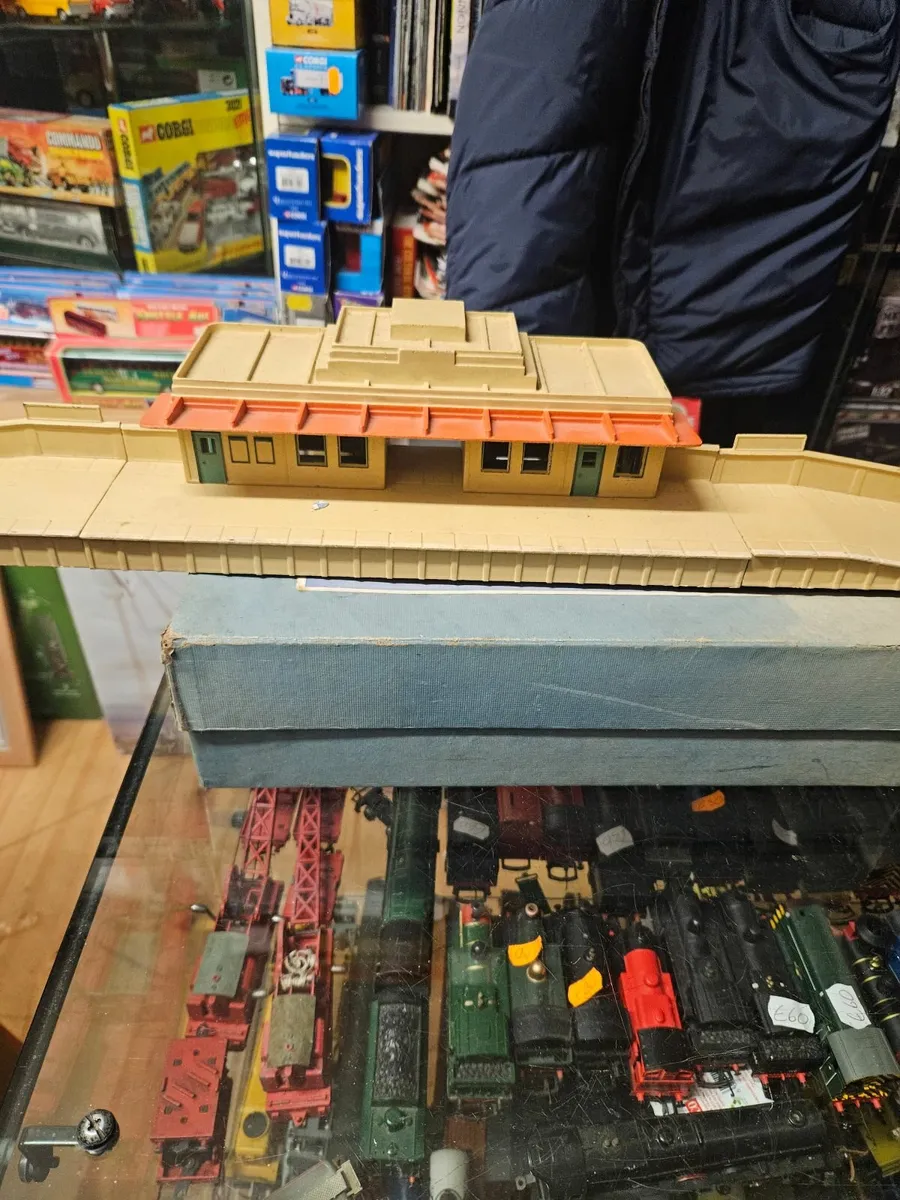 Hornby Dublo OO Gauge Train Station - Image 3