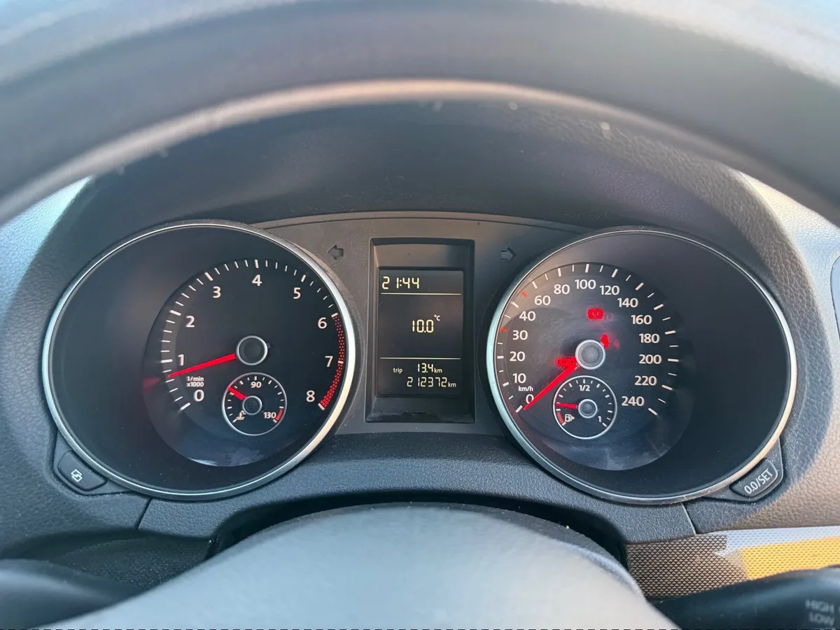 Volkswagen Golf 2010 - Image 2