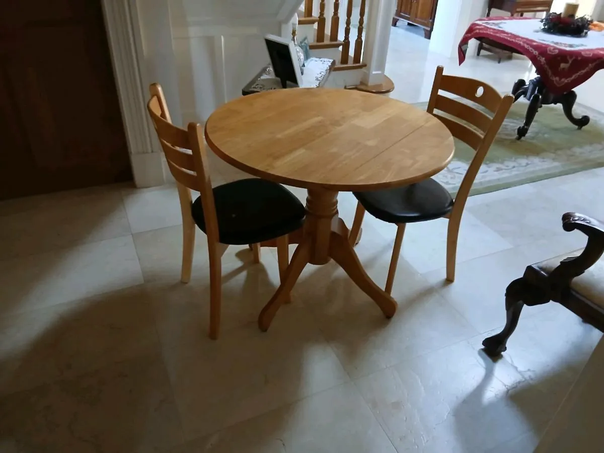 Round table & 2 chairs - Image 1