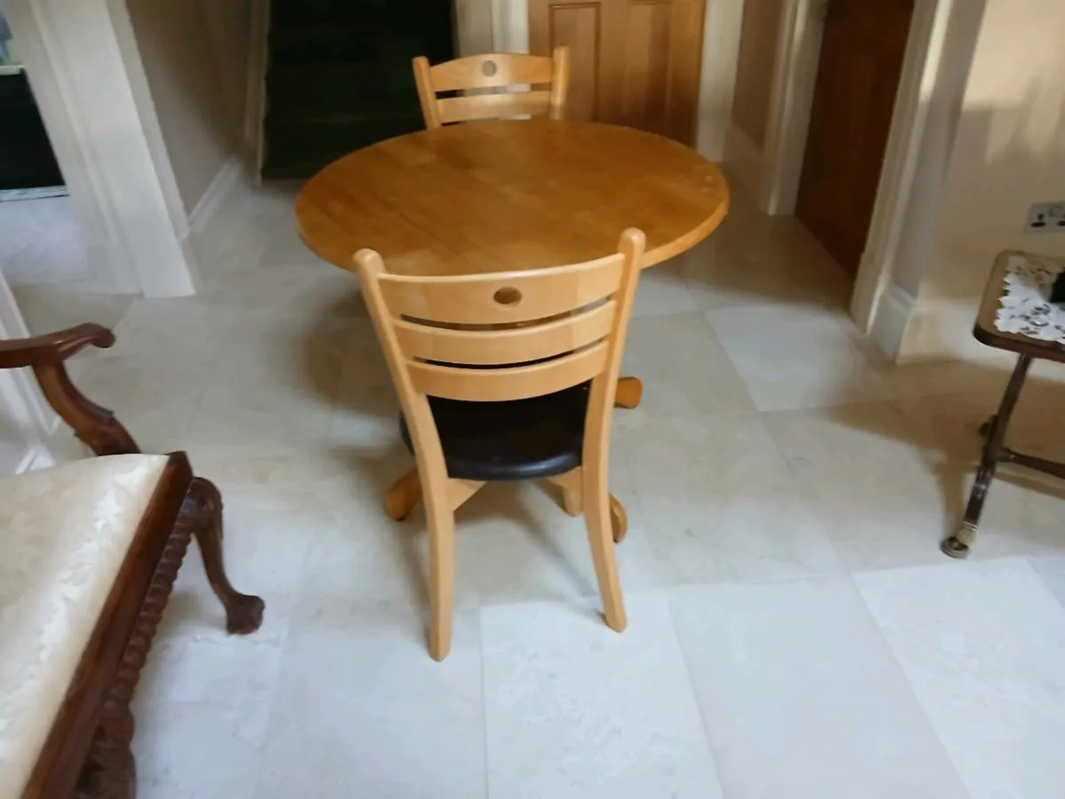 Round table & 2 chairs - Image 2