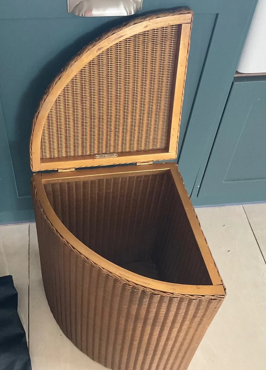 Vintage Lloyd loom chair and linen basket - Image 3