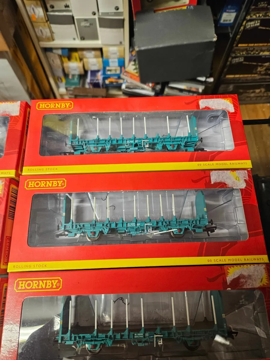 Hornby OO Gauge Log Wagons - Image 2