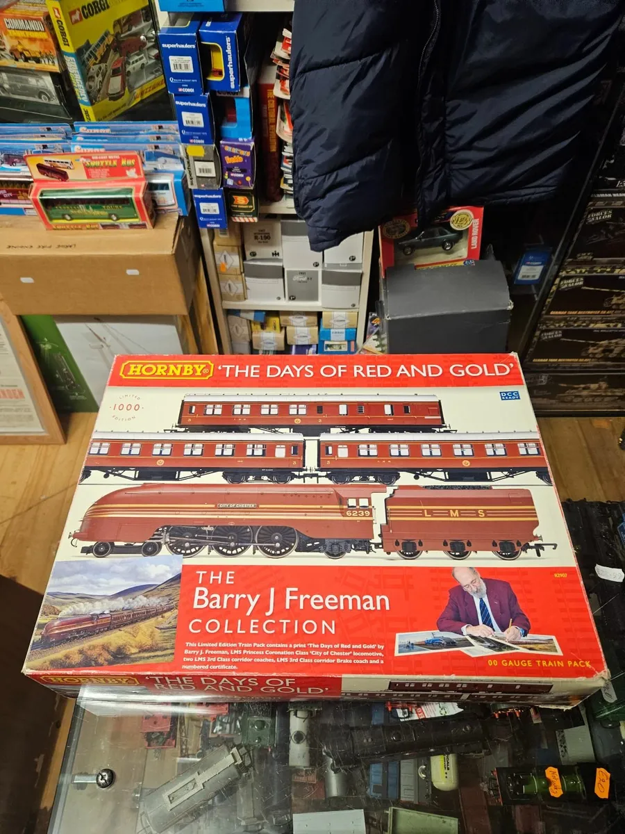 Hornby The Days of Red and Gold Train Pack - Image 1