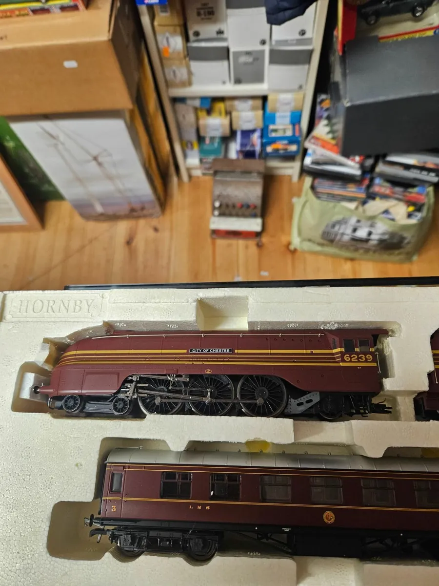 Hornby The Days of Red and Gold Train Pack - Image 2