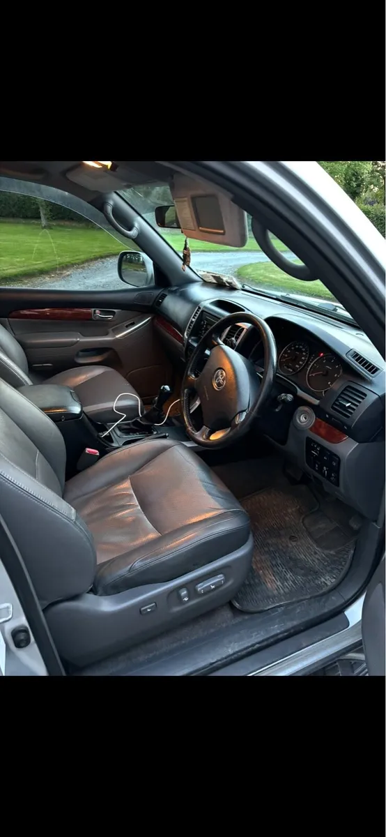 Land Cruiser Crew Cab - Image 3