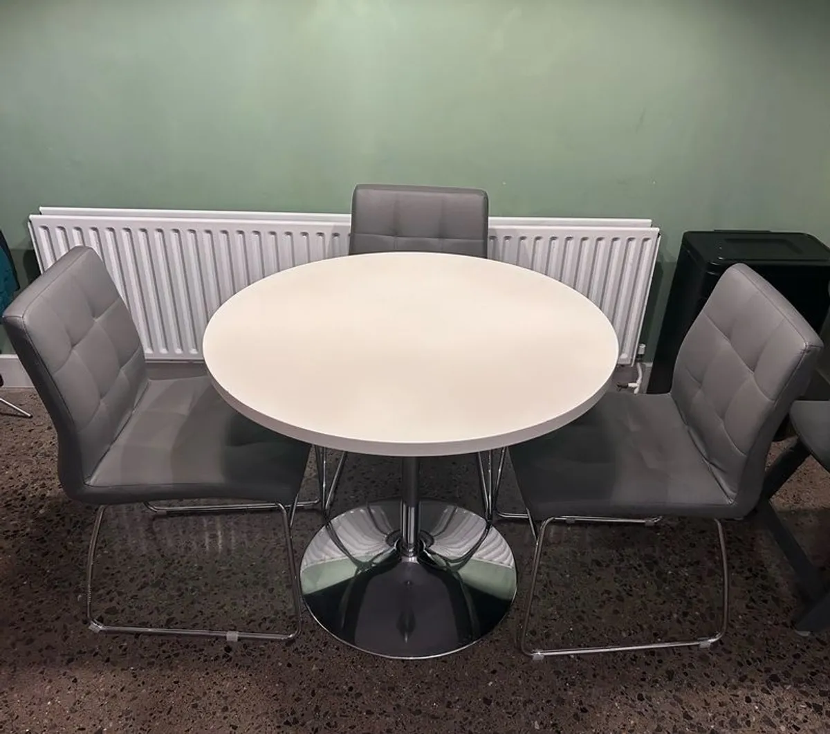 table & chairs - Image 1
