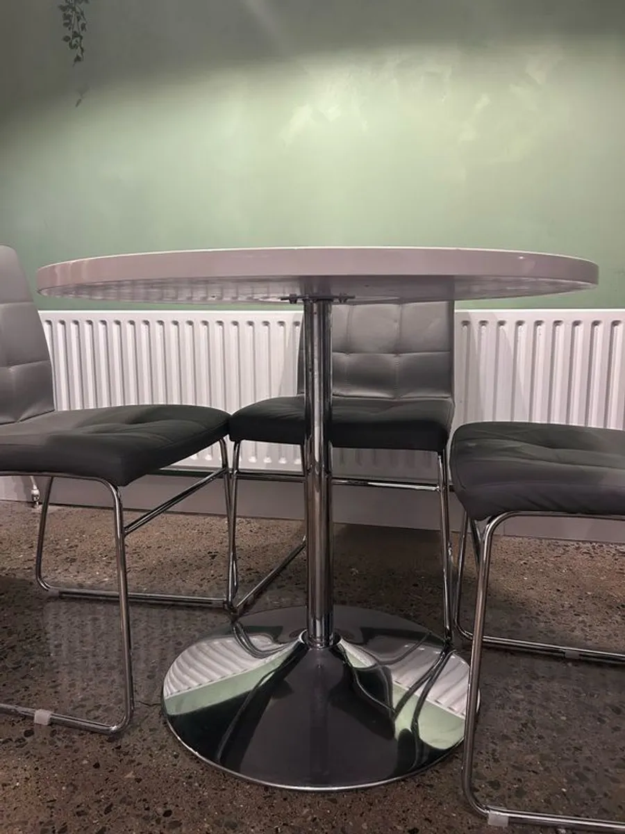 table & chairs - Image 4