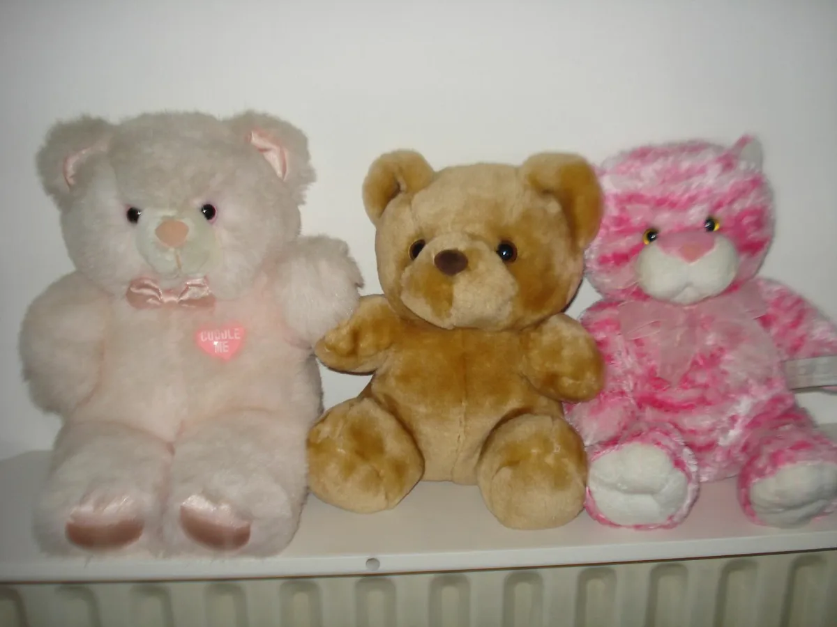 3 CUDDLY TEDDY BEARS. - Image 1
