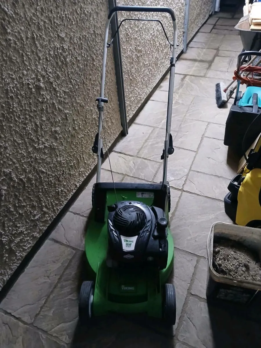 Petrol pushing lawnmower  for parts or repairing - Image 1