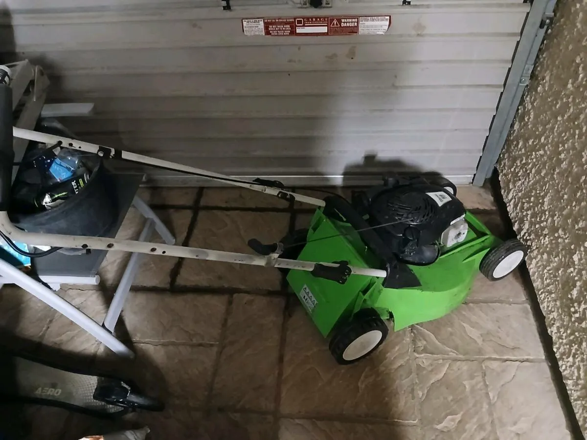 Petrol pushing lawnmower  for parts or repairing - Image 3