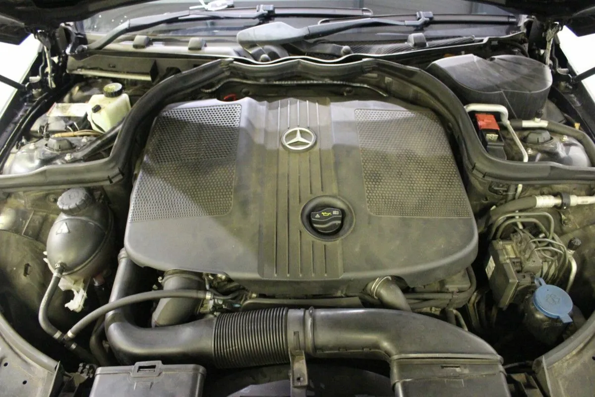 Mercedes-Benz E-Class E 220 CDI BE Avantgarde Spor - Image 4