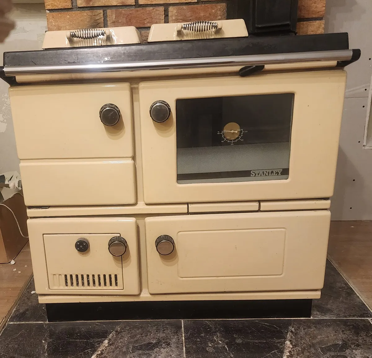 Stanley range with back boiler - Image 1