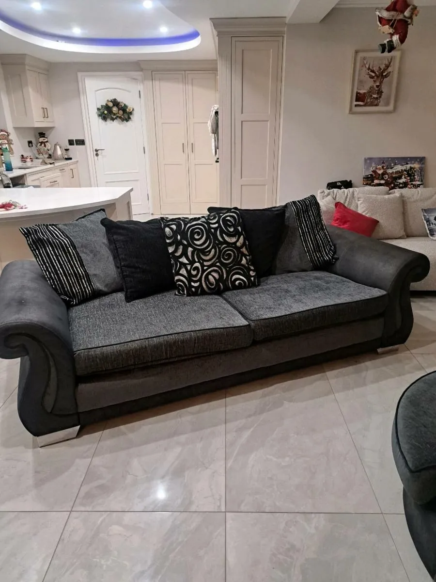 Suite of furniture - Image 1