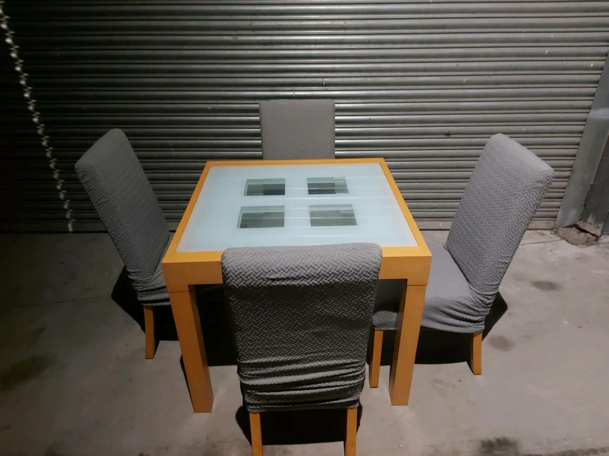 Table and chairs - Image 1