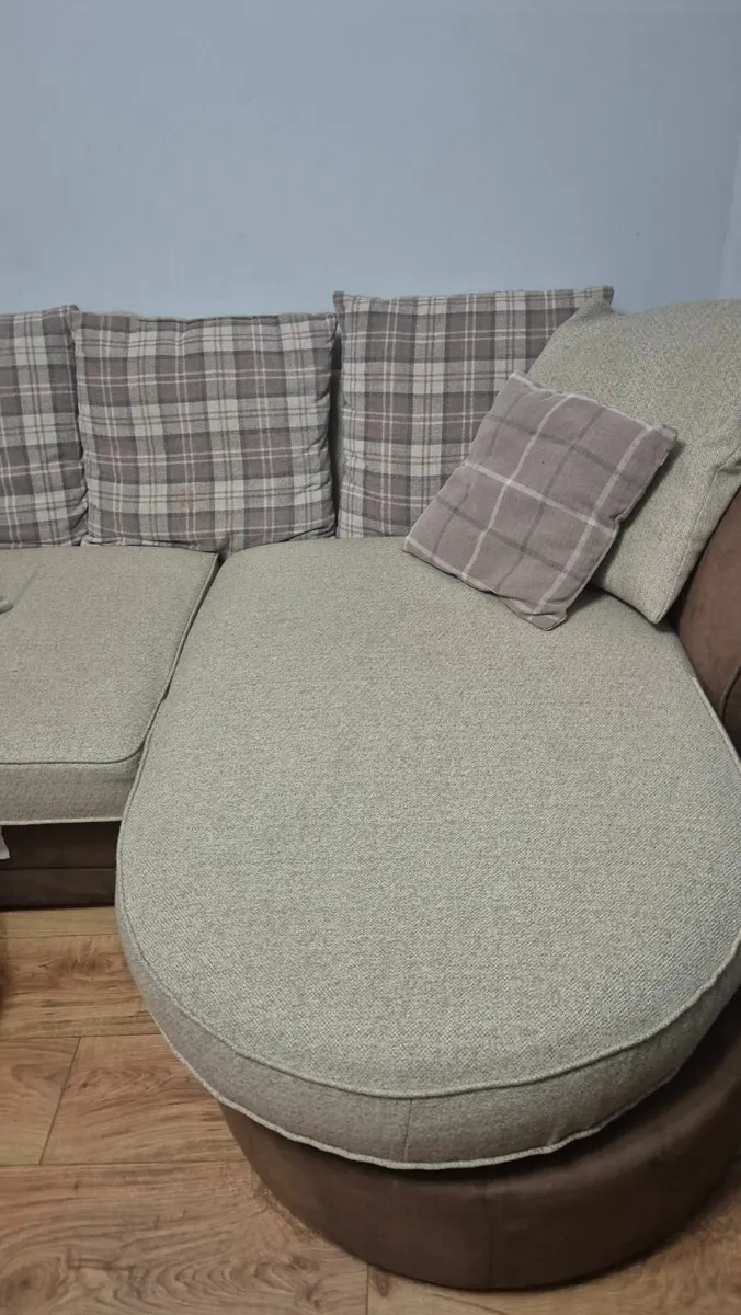 3 piece setee excellent condition. Only in person. - Image 1