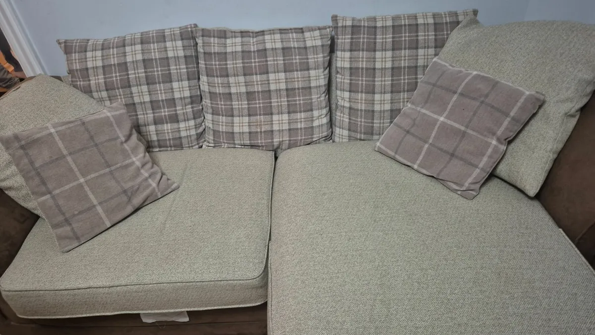 3 piece setee excellent condition. Only in person. - Image 2