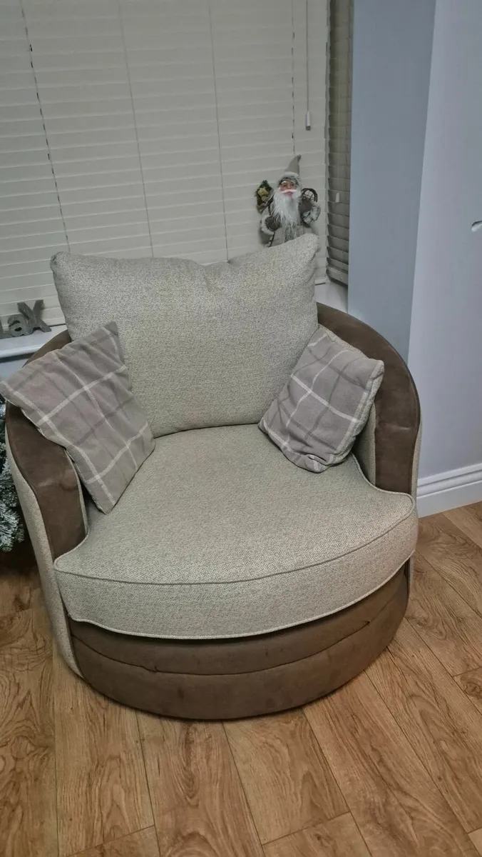 3 piece setee excellent condition. Only in person. - Image 3