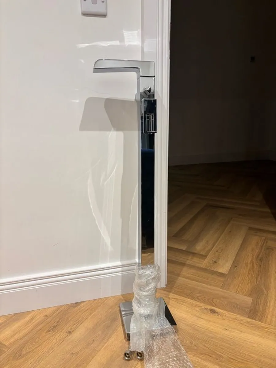 Freestanding chrome bath tap - Image 2