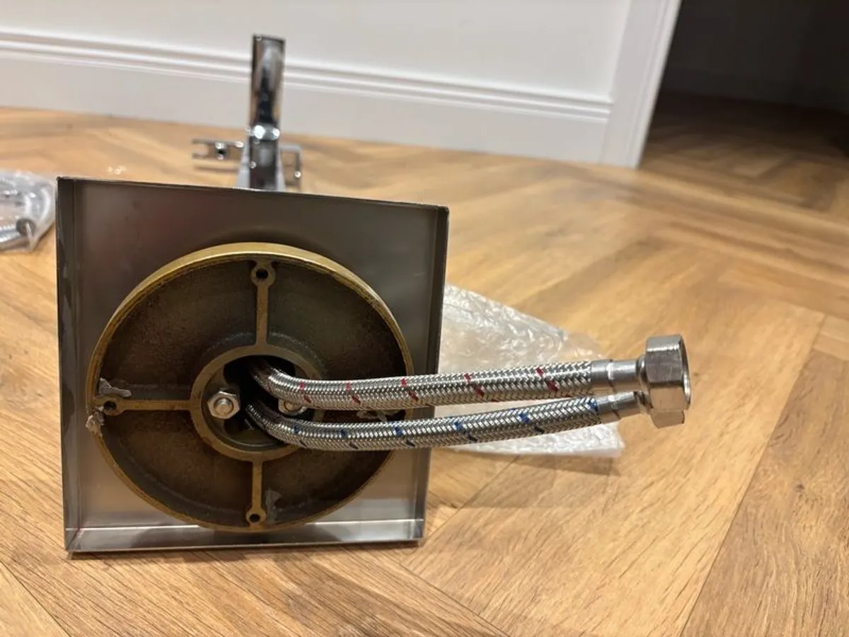 Freestanding chrome bath tap - Image 4