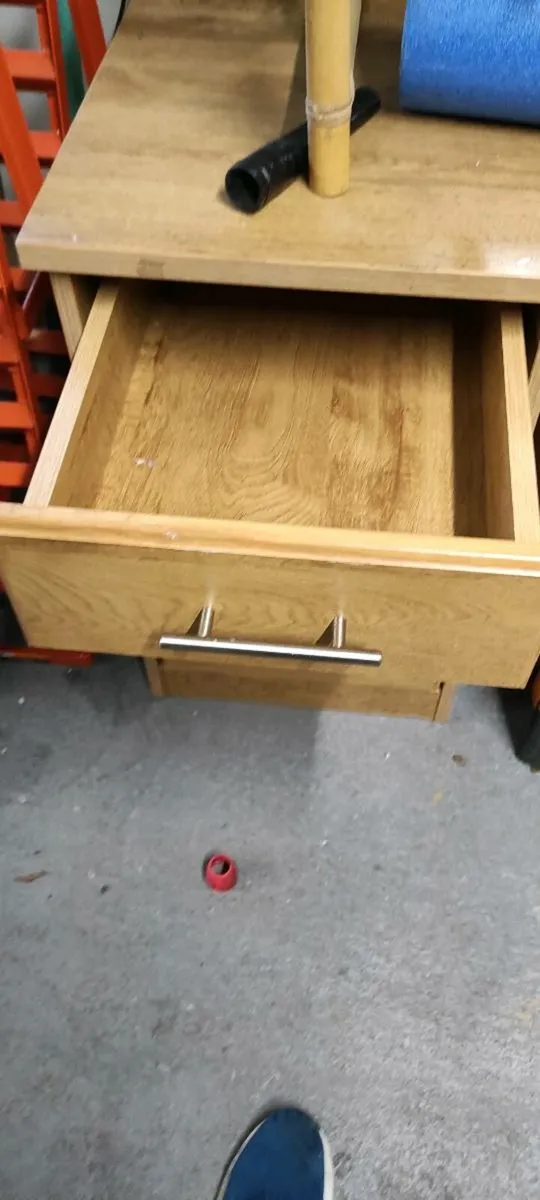 Various items. - Image 3