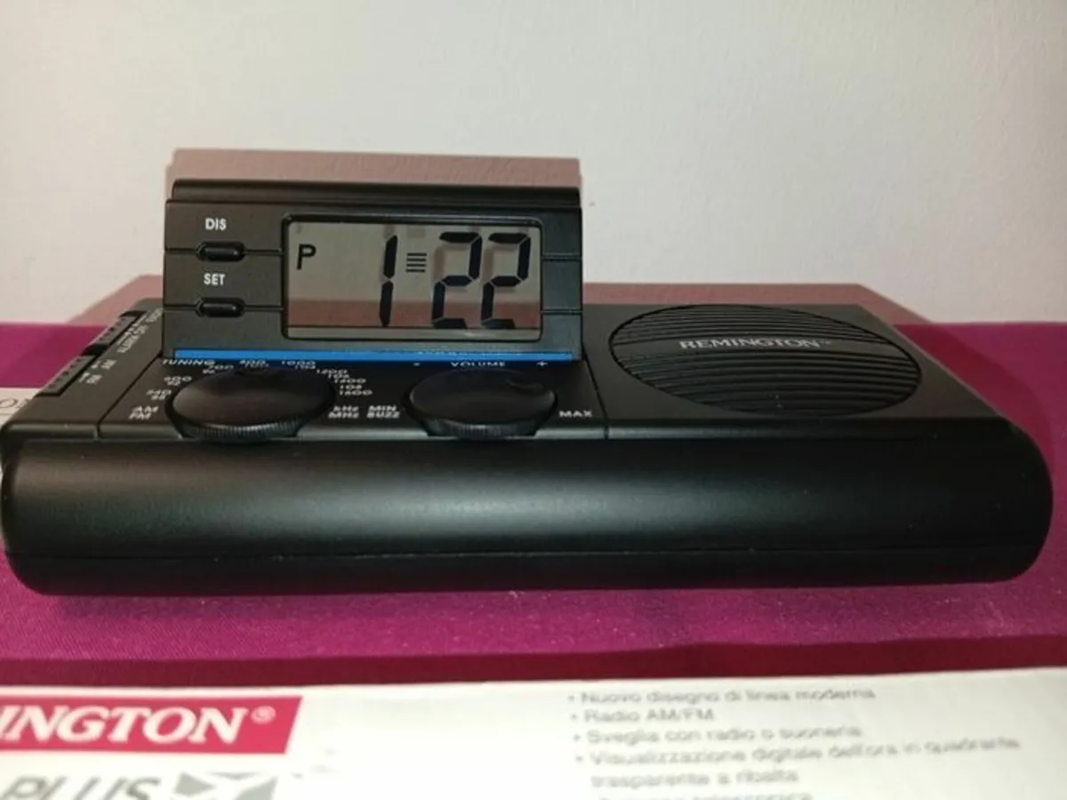 Alarm Clock Radio Remington Retro Travel Plus Port - Image 2