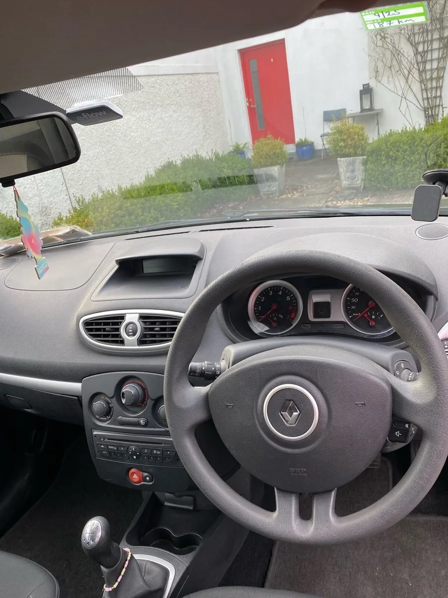 2010 renault clio OPEN TO OFFERS - Image 4