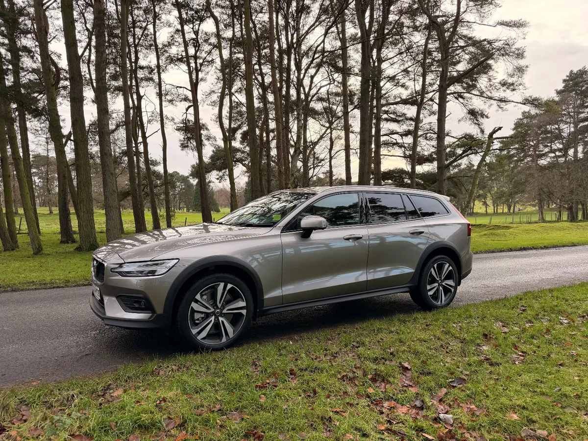 Volvo V60 2021 AWD Cross Country - Image 3