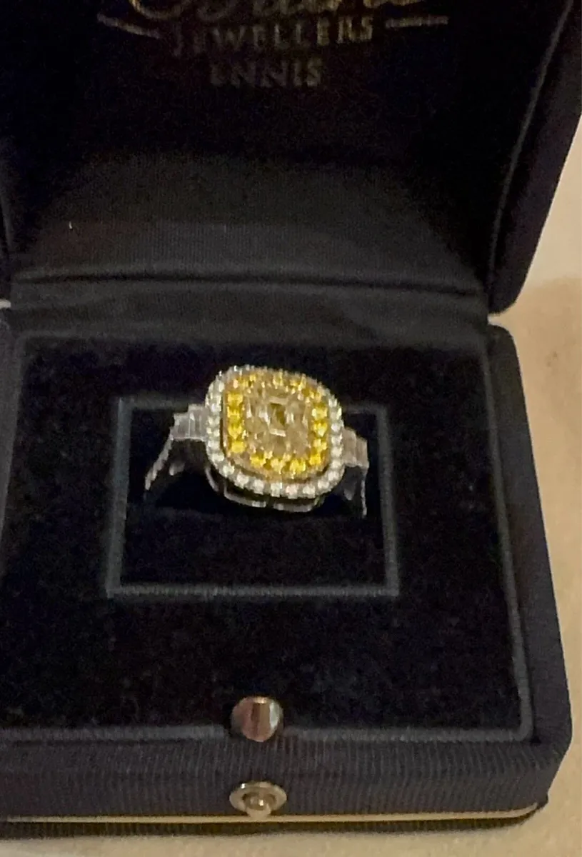 9 ct white gold yellow diamond ring with valuation - Image 1