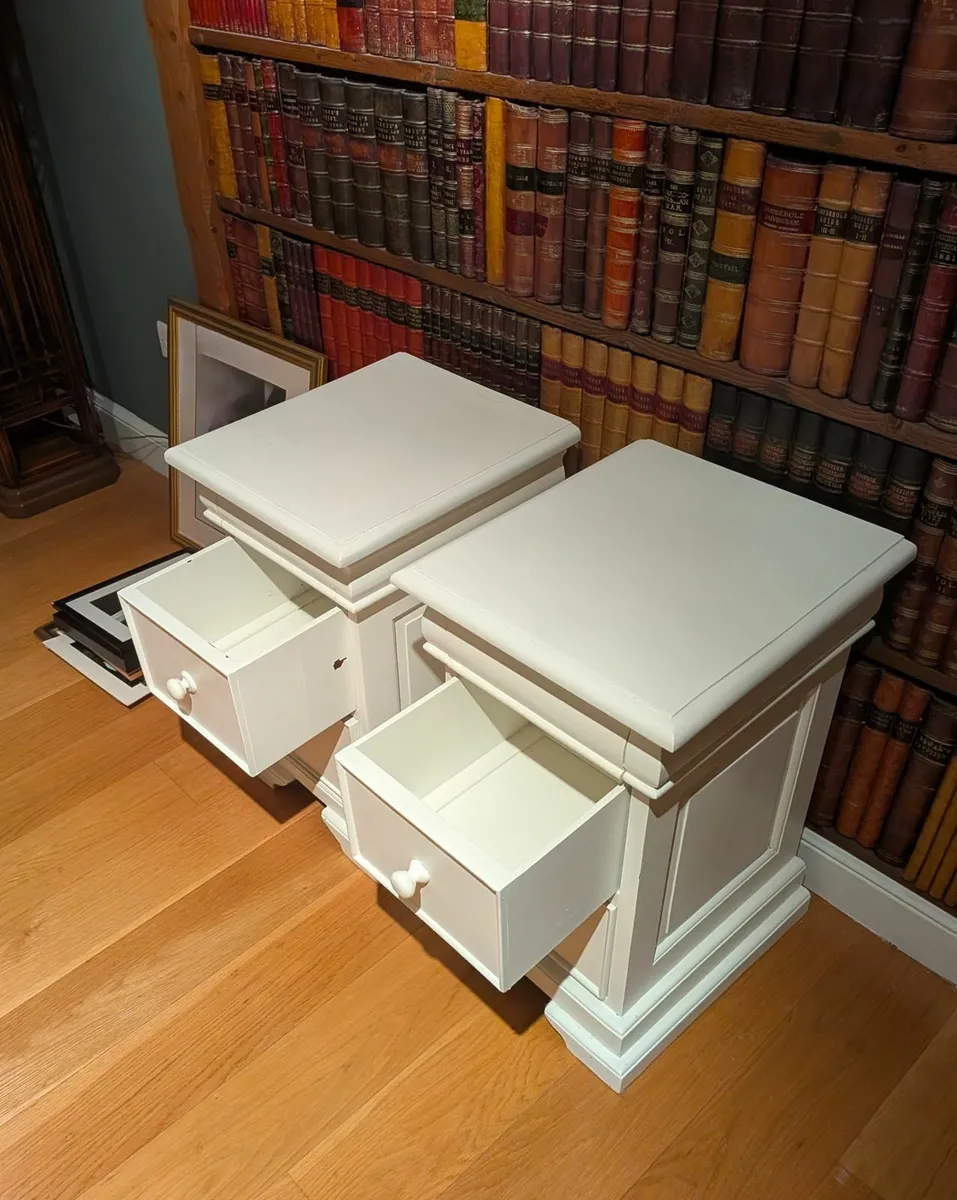 Classic Mahogany Bedside Tables - Image 3