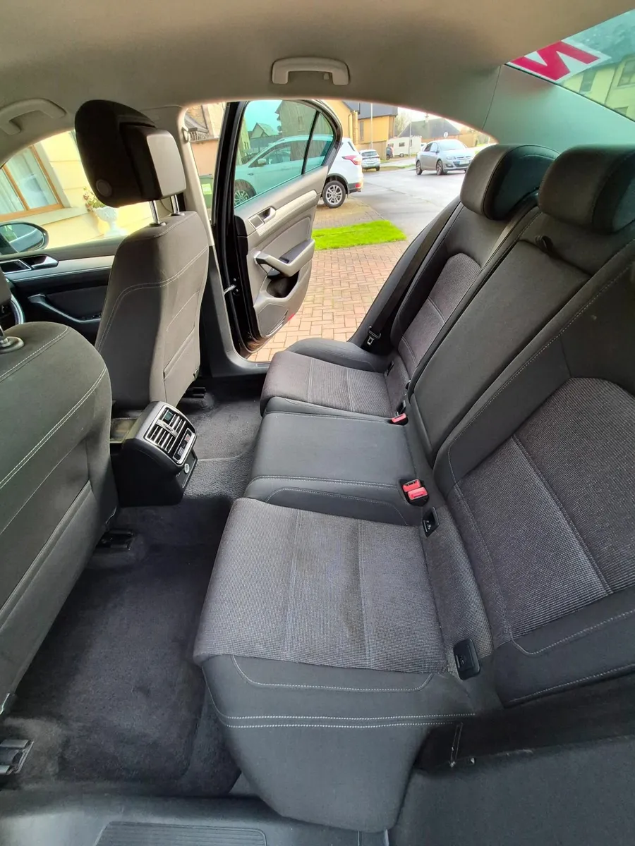 Volkswagen Passat 2016 - Image 2
