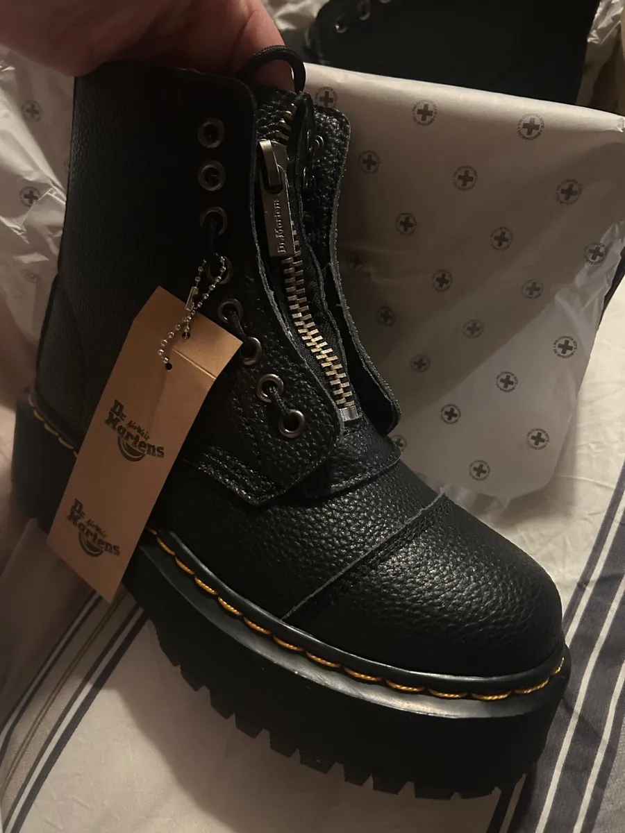 Boots size 6 - Image 1